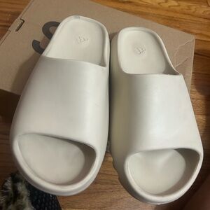 YEEZY SLIDES